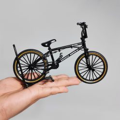 1:8 arányú ötvözetből készült BMX bicikli